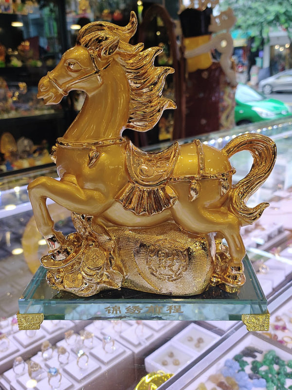 Tượng ngựa vàng