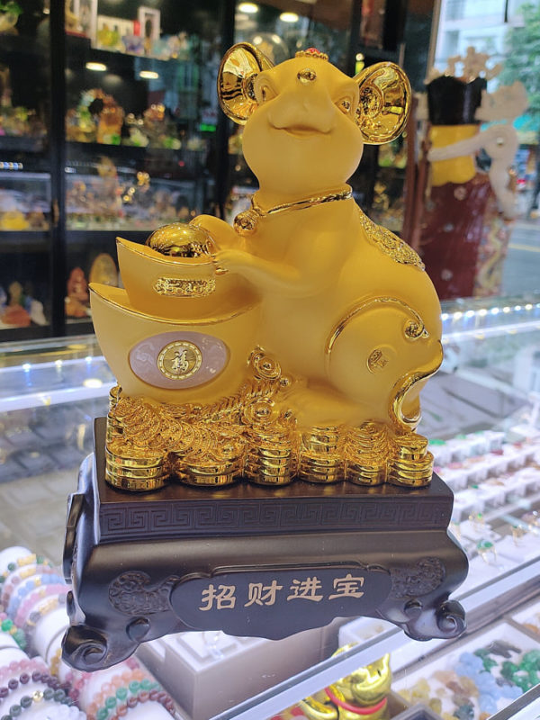 Chuột ôm thỏi vàng