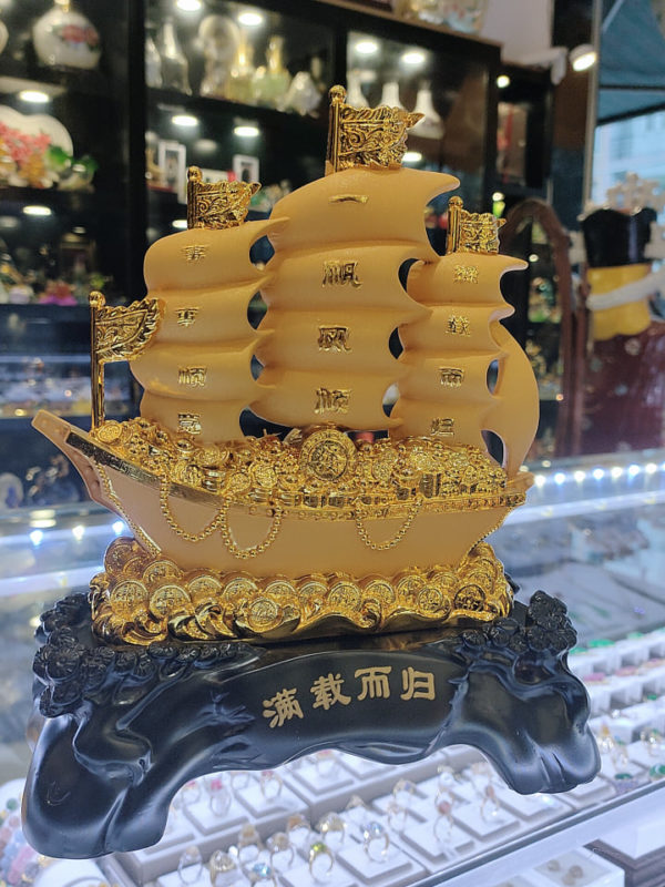 Thuyền buồm vàng