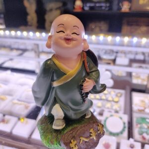 Chú tiểu để xe ô tô