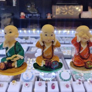Chú tiểu để xe ô tô