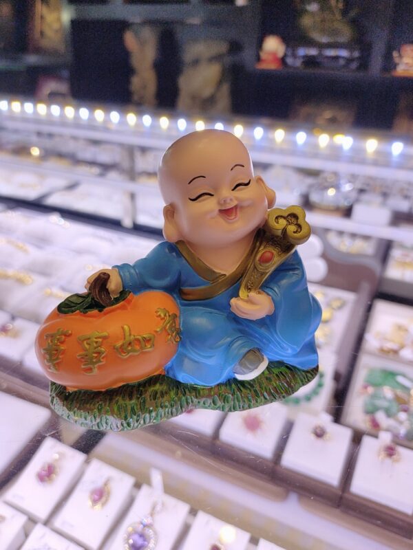 Chú tiểu để xe ô tô
