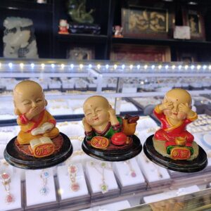 Chú tiểu để xe ô tô
