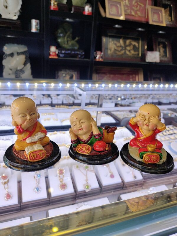 Chú tiểu để xe ô tô